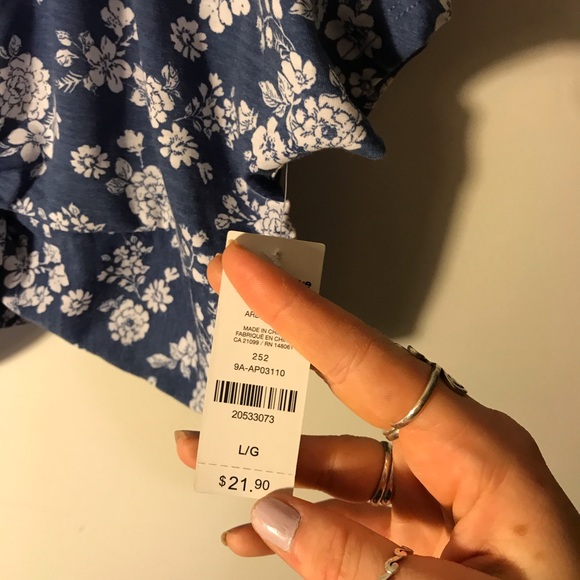 Blue and white floral wrapped blouse - Picture 3 of 4